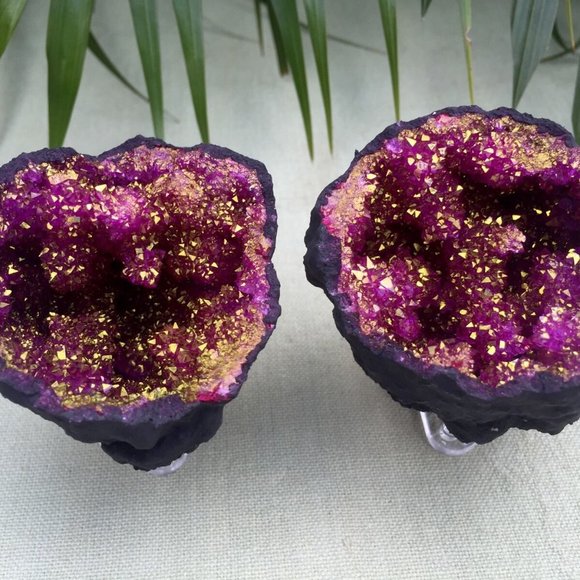 Moroccan dyed crystal geode with stand. - Picture 5 of 5